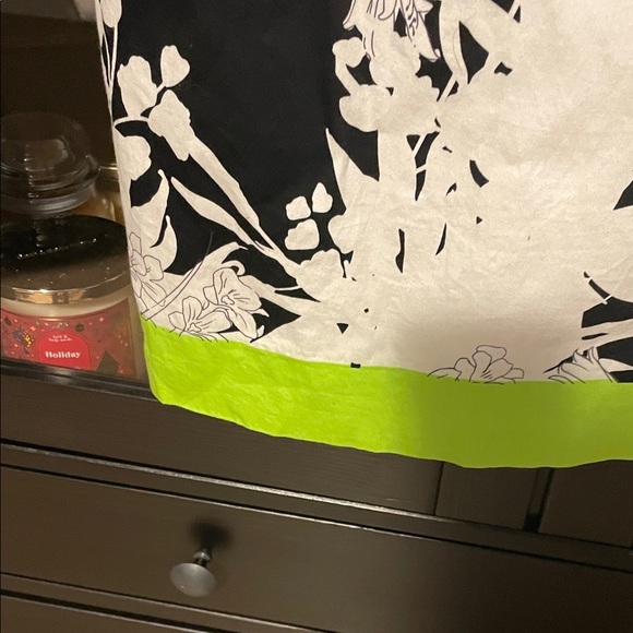 Chic Black and White Floral Dress with Lime Detail - Picture 5 of 6